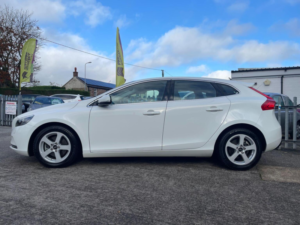 2015 Volvo V40 1.6 T4 Se Hatchback 5dr Petrol Powershift Euro 5 (s/s) (180 Ps) in White — image 2