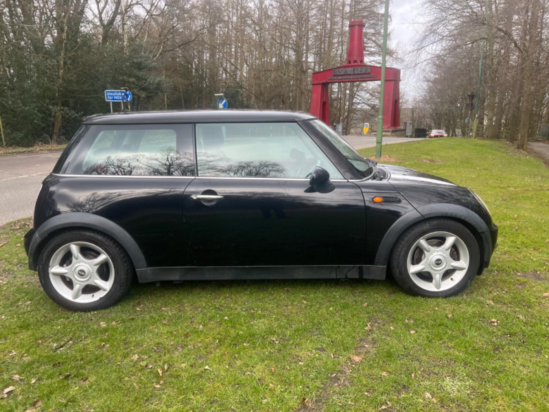 2003 MINI Hatch 1.6 Cooper Hatch in Black — image 1