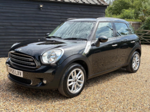 2016 MINI Countryman 2.0 Cooper D Business Edition Auto Euro 5 5dr in Black — image 3