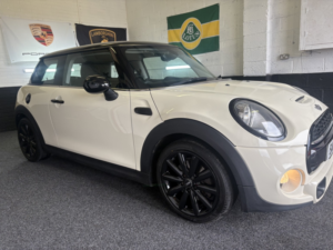2015 MINI Hatch 2.0 Cooper S 3-Door Hatch in White — image 4