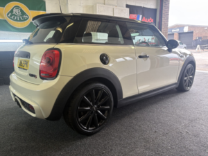 2015 MINI Hatch 2.0 Cooper S 3-Door Hatch in White — image 5