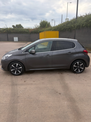 2019 Peugeot 208 1.2 Puretech Tech Edition Hatchback 5dr Petrol Manual Euro 6 (s/s) (82 Ps) in Grey — image 2