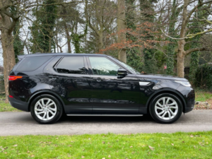 2017 Land Rover Discovery Sd4 Hse in Black — image 2