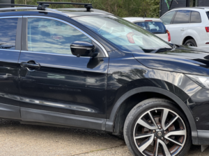 2014 Nissan Qashqai 1.2 Dig-T Tekna in Black — image 5