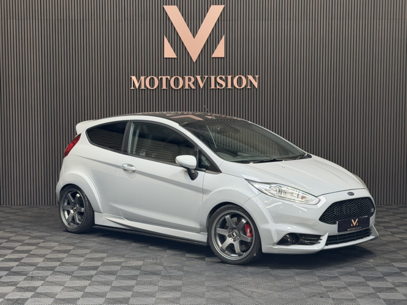 2016 Ford Fiesta 1.6 T Ecoboost St-200 in Grey — image 1