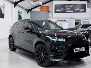 2018 Land Rover Range Rover Velar 2.0 P300 R-Dynamic Hse in Black — image 6