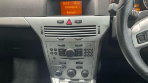 2009 Vauxhall Astra 1.6i 16v Sxi 5dr in Black — image 4