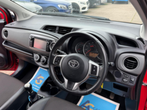 2012 Toyota Yaris 1.33 Dual Vvt-I Sr Euro 5 5dr in Red — image 3