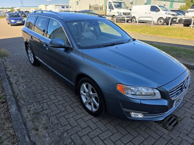 2013 Volvo V70 2.0 D3 Se Lux in Blue — image 1