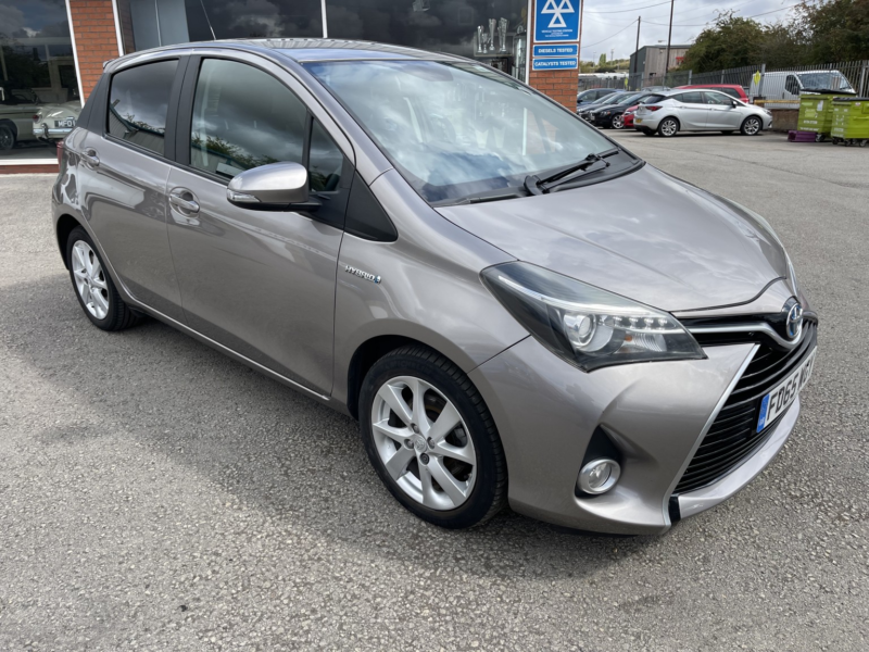 2015 Toyota Yaris 1.5 Vvt-H Sport in Bronze — image 1