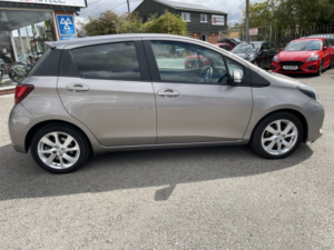 2015 Toyota Yaris 1.5 Vvt-H Sport in Bronze — image 5