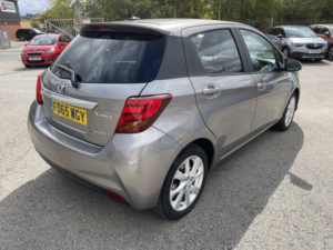 2015 Toyota Yaris 1.5 Vvt-H Sport in Bronze — image 6