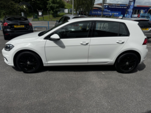 2017 Volkswagen Golf 1.6 Tdi Se Nav in White — image 2