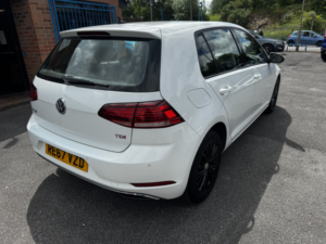 2017 Volkswagen Golf 1.6 Tdi Se Nav in White — image 6