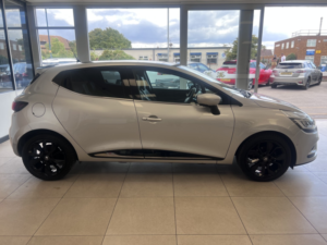 2018 Renault Clio 0.9 Signature Nav Tce 90 in Silver — image 4