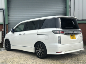 2015 Nissan Elgrand 2015 Highway Star Premium Model 2.5 5dr MPV Petrol Petrol Automatic in White — image 2