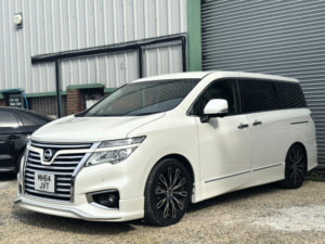 2015 Nissan Elgrand 2015 Highway Star Premium Model 2.5 5dr MPV Petrol Petrol Automatic in White — image 3