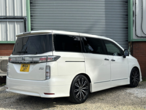 2015 Nissan Elgrand 2015 Highway Star Premium Model 2.5 5dr MPV Petrol Petrol Automatic in White — image 4