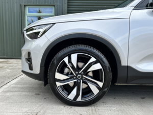 2025 Volvo Xc40 2.0 Plus Dark B3 (163 Hp) in Silver — image 6