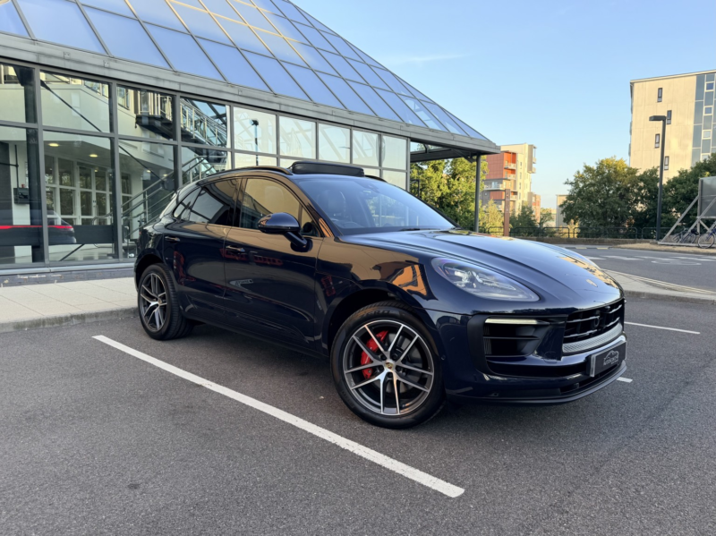 2021 Porsche Macan 2.9 T V6 S in Blue — image 1