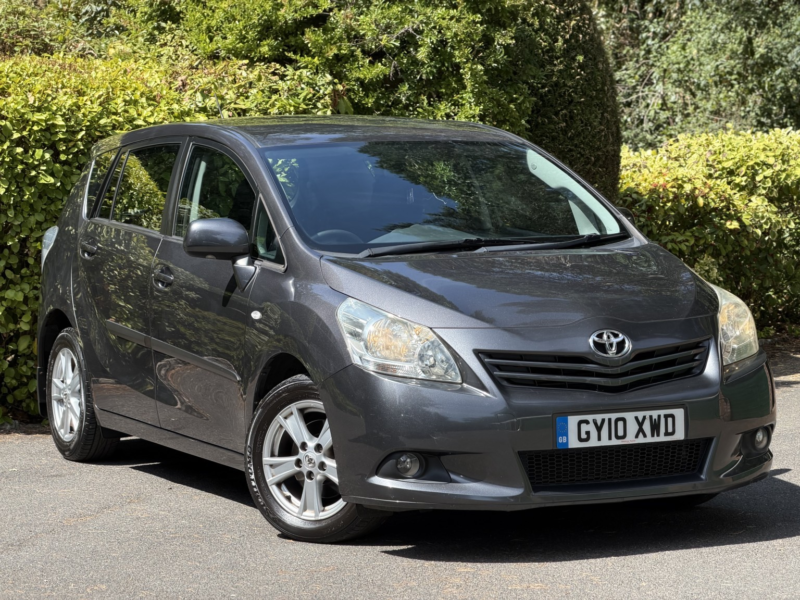 2010 Toyota Verso 2.0 D-4d Tr in Grey — image 1