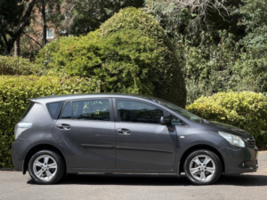 2010 Toyota Verso 2.0 D-4d Tr in Grey — image 2