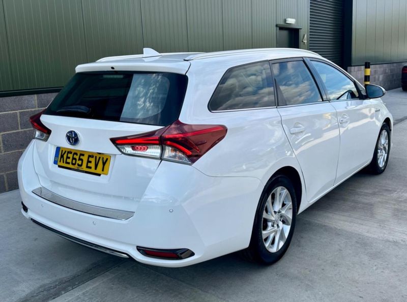 2016 Toyota Auris 1.8 Vvt-H Icon Touring Sports CVT Euro 6 (s/s) 5dr in White — image 1