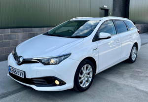 2016 Toyota Auris 1.8 Vvt-H Icon Touring Sports CVT Euro 6 (s/s) 5dr in White — image 3