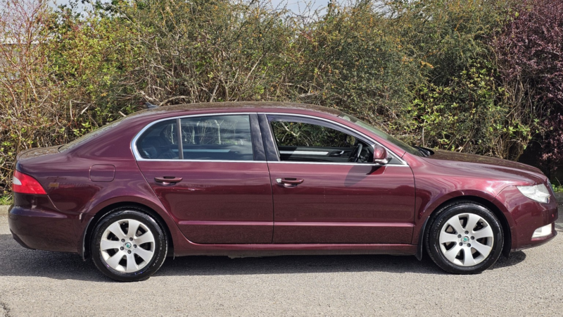 2012 Skoda Superb 1.6 Tdi Se Greenline Ii in Red — image 1