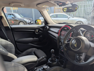 2015 MINI Hatch 1.5 5-Door Hatch Cooper in Black — image 4