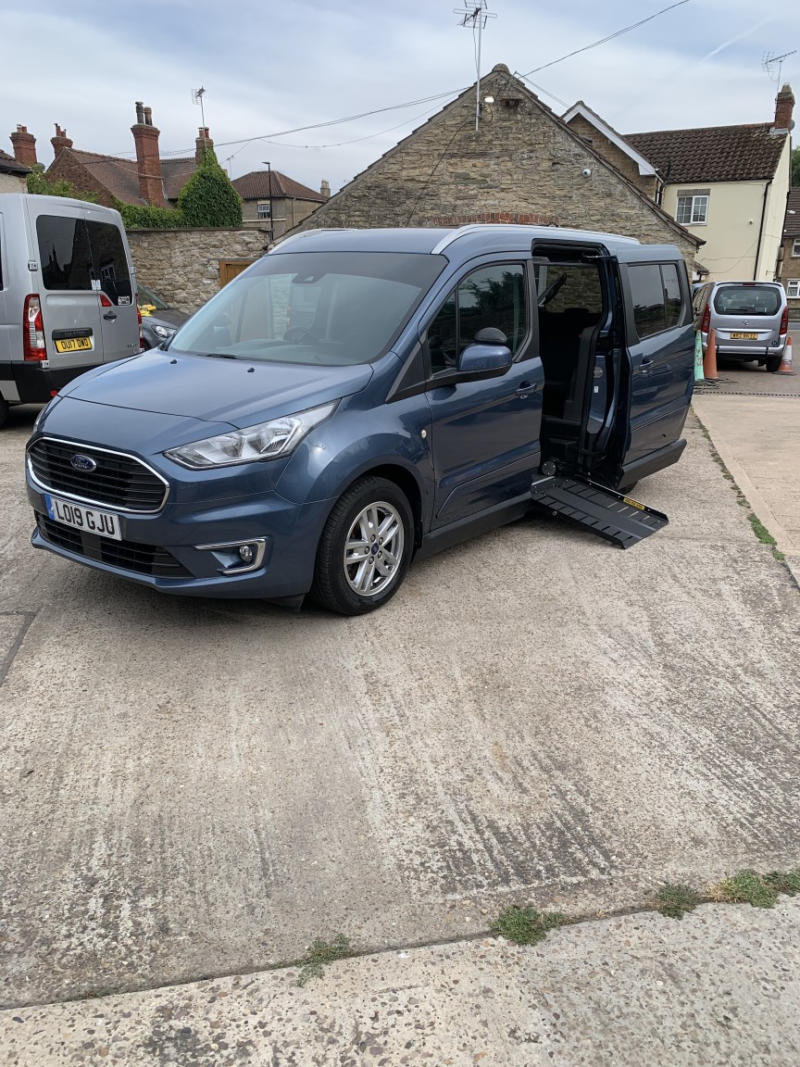 2019 Ford Grand Tourneo Connect 1.5 Ecoblue Titanium in Blue — image 1