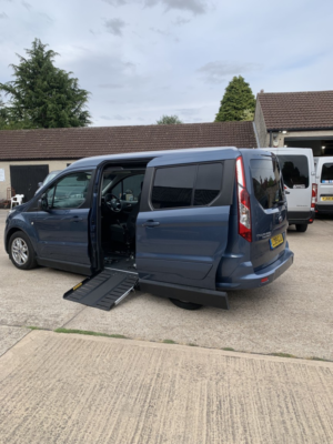 2019 Ford Grand Tourneo Connect 1.5 Ecoblue Titanium in Blue — image 2
