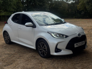 2023 Toyota Yaris 1.5 Vvt-H Design E-CVT Euro 6 (s/s) 5dr in White — image 5