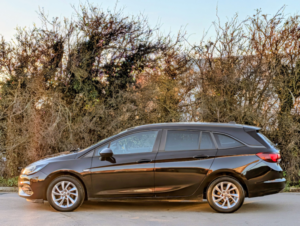 2020 Vauxhall Astra 1.2 Turbo Business Edition Navigation 2020 Full Main Dealer Vauxhall Service History 1 Elderly Owner in Black — image 4