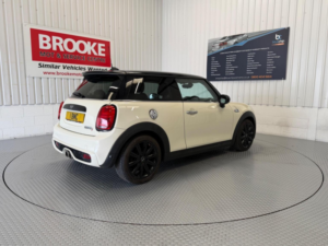 2018 MINI Hatch 2.0 Cooper S Steptronic Euro 6 (s/s) 3dr in White — image 4