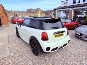2018 MINI Hatch 2.0 3-Door Hatch Cooper S in White — image 4