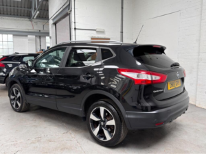 2015 Nissan Qashqai 1.6 Dci N-Tec+ 2WD Euro 5 (s/s) 5dr in Black — image 4
