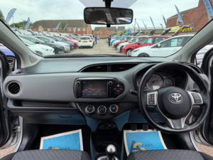 2015 Toyota Yaris 1.33 Dual Vvt-I Icon Euro 5 5dr Euro 5 in Silver — image 2