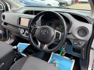2015 Toyota Yaris 1.33 Dual Vvt-I Icon Euro 5 5dr Euro 5 in Silver — image 3