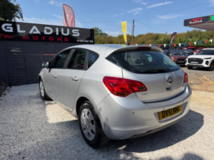 2011 Vauxhall Astra 1.6 16v Exclusiv Auto Euro 5 5dr in Silver — image 4