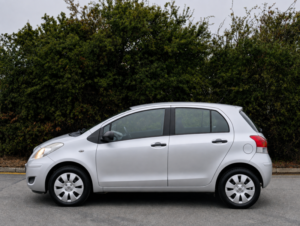 2009 Toyota Yaris 1.0 Vvt-I Very Low Mileage Only 11,000 Miles in Silver — image 4