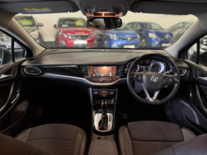 2022 Vauxhall Astra 1.5 Turbo D Sri Nav in Blue — image 2