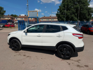 2014 Nissan Qashqai 1.5 Dci Acenta Premium 2WD Euro 5 (s/s) 5dr in White — image 3