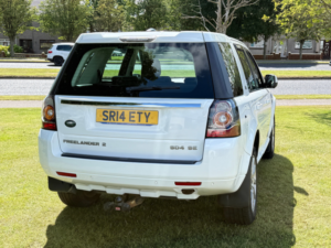 2014 Land Rover Freelander 2 2.2 Sd4 Se Tech SUV 5dr Diesel Commandshift 4WD Euro 5 (190 Ps) in White — image 6