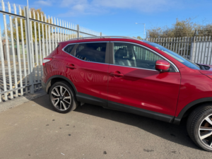 2014 Nissan Qashqai 1.5 Dci Tekna SUV 5dr Diesel Manual 2WD Euro 5 (s/s) (110 Ps) in Red — image 4