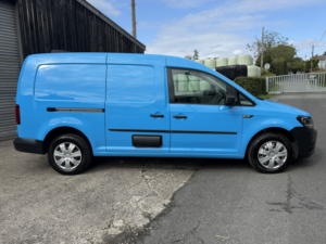 2016 Volkswagen Caddy Maxi 2.0 Tdi C20 Bluemotion Tech Startline in Blue — image 2