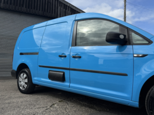 2016 Volkswagen Caddy Maxi 2.0 Tdi C20 Bluemotion Tech Startline in Blue — image 3