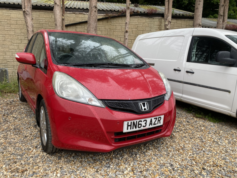2013 Honda Jazz 1.4 I-Vtec Es Plus in Red — image 1