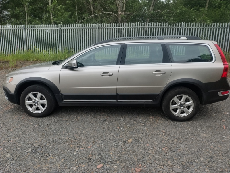 2011 Volvo Xc70 2.0 D3 Es in Gold — image 1