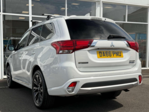 2016 Mitsubishi Outlander 2.0h 12kwh Gx4h CVT 4WD Euro 6 (s/s) 5dr in White — image 2